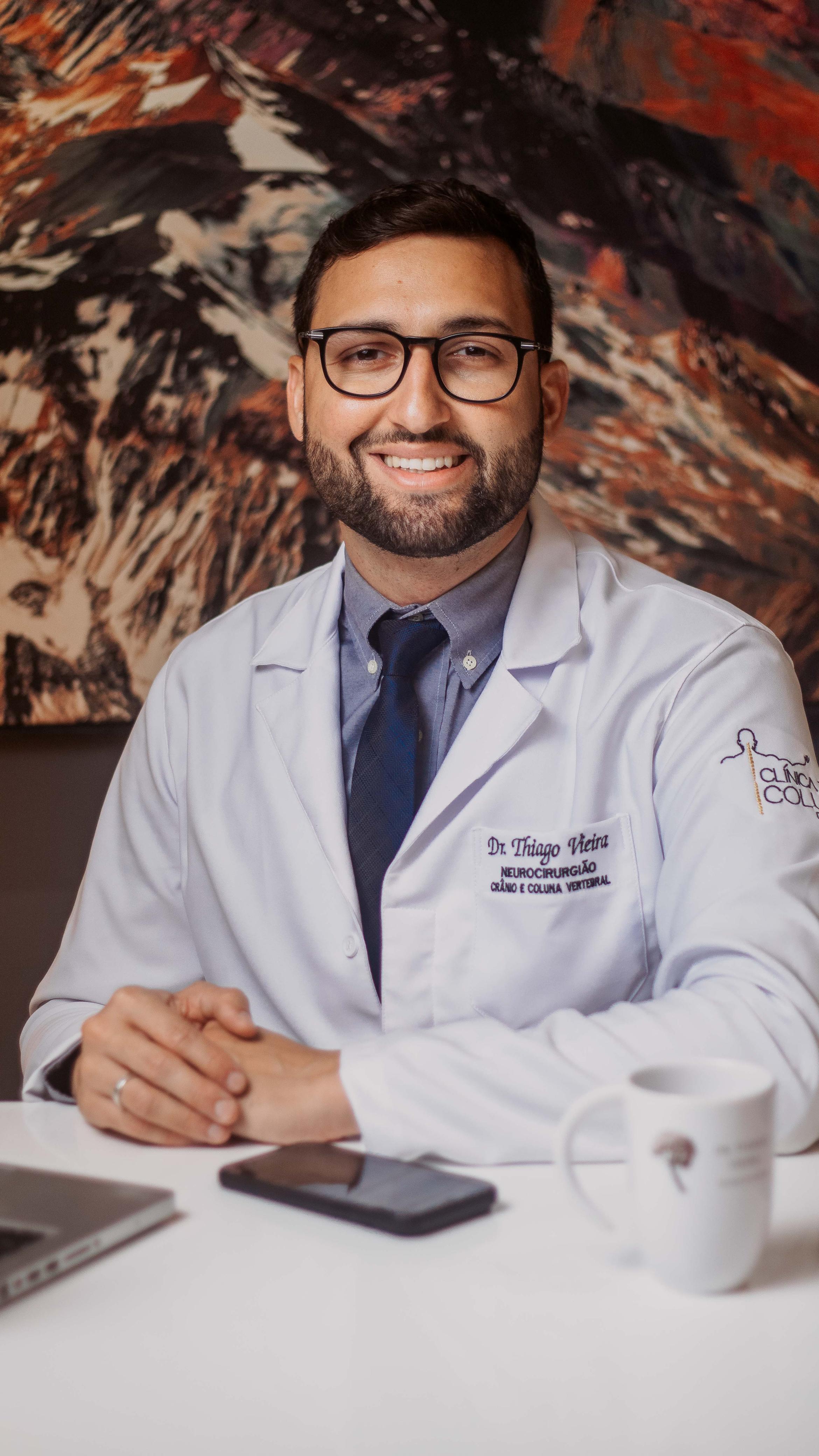 Dr. Thiago Vieira em consultório médico